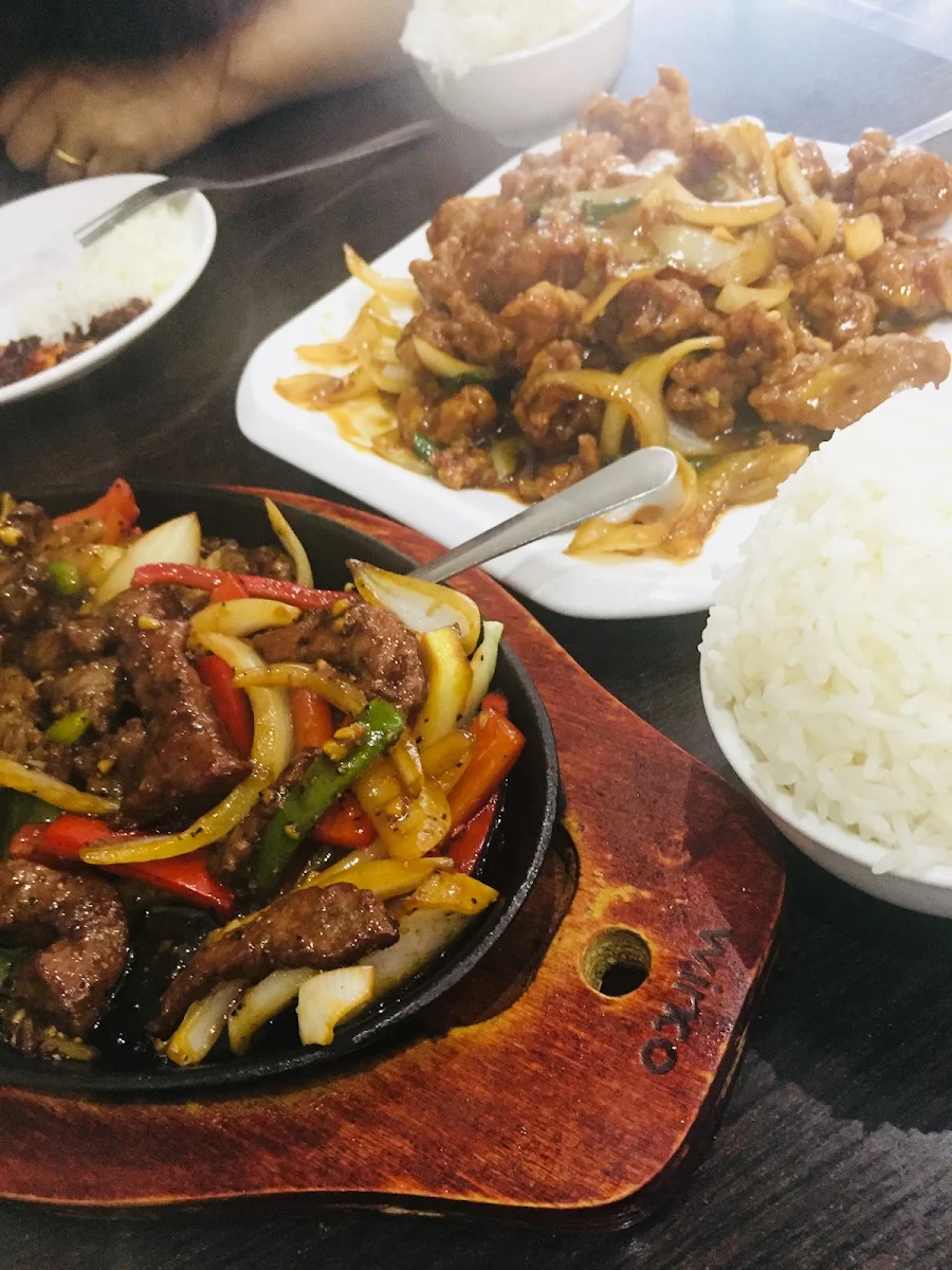 Sizzling Chicken or Beef in Black Bean Sauce 鐵板豆鼓雞 牛肉